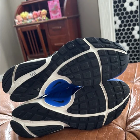 Nike Blue and White Athletic Shoes with Sporty Design - Picture 4 of 5